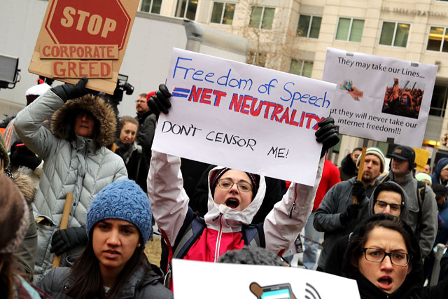 Demonstrators rally outside the Federal Communication Commission building to protest against the end of net neutralityrules December 14, 2017 in Washington, DC. (Photo: Chip Somodevilla / Getty Images)