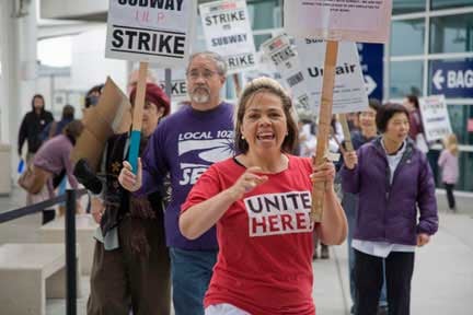 Strike at the airport. (Photo: David Bacon)