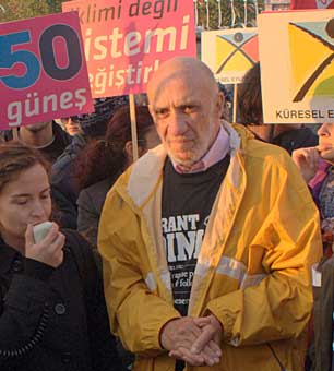Richard Falk speaking at a 350 March with 7.000 people in Istanbul, Istiklal street.