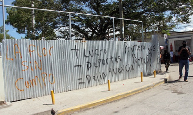 Graffiti opposing the privatization of the Flor de Campo community soccer field, sprayed on the aluminum fencing surrounding the field. The field has been guarded by members of the Honduran military since the graffiti appeared. More recently, the newly-formed military police have been patrolling the area. (Photo: Jesse Freeston)