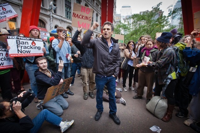 Mark Ruffalo in Zuccotti Park with Occupy Wall Street protesters (Photo: ©2011 Julie Dermansky)
