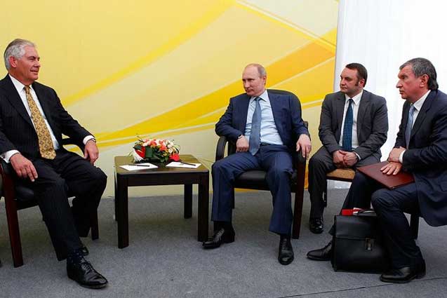Rex Tillerson (L), Vladimir Putin, unknown and Igor Sechin, Rosneft President and Management Board Chairman (R).