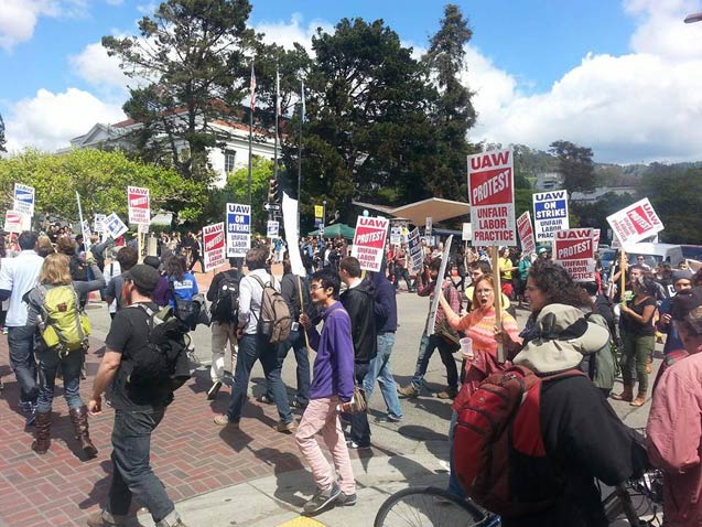 Members of UAW local 2865 and those in solidarity with academic workers picket at UC Berkeley campus, inveighing against repression of dissent and a higher education system rife with exploitative working conditions. (Photo: Zach Levenson)