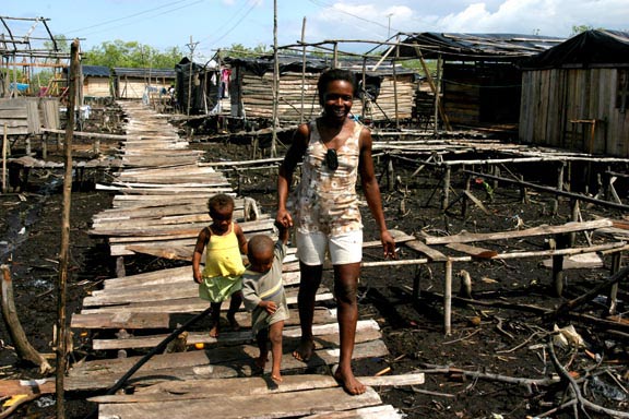 A displaced community of Afro-Colombian families built on stilts in a mangrove swamp, at the edge of the ocean near Tumaco. (Photo: David Bacon)