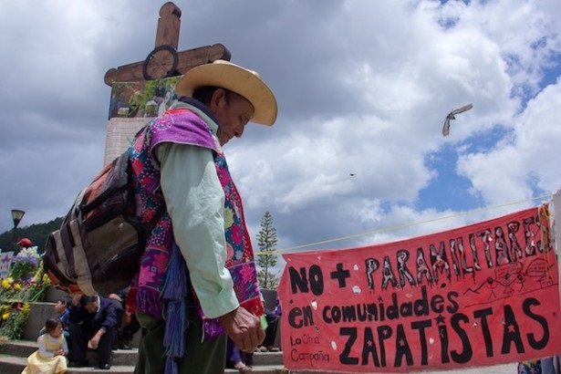 People gathered in the Plaza of Resistance in San Cristóbal de Las Casas, Mexico, to show solidarity with the Zapatistas after one was assassinated by paramilitary forces. (Photo: Marta Molina)