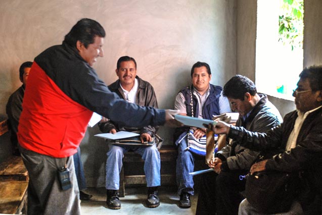 Community belonging to Oaxaca Nochixtlan receive information on how the electoral processes through political parties operate. (Photo: Santiago Navarro F.)