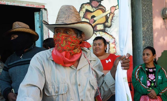 Zapotec Indians are prepared to show solidarity with resistance to building one of the largest wind farm in Latin America. They cover their faces in response to death threats from paramilitary groups paid by companies and protected by the government. (Photo: Santiago Navarro F.)