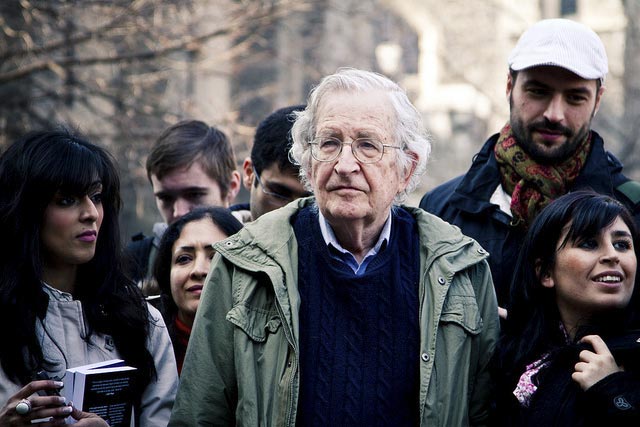 Noam Chomsky: Ohne US Hilfe würde Israel nicht massenhaft Palästinenser töten (Video)