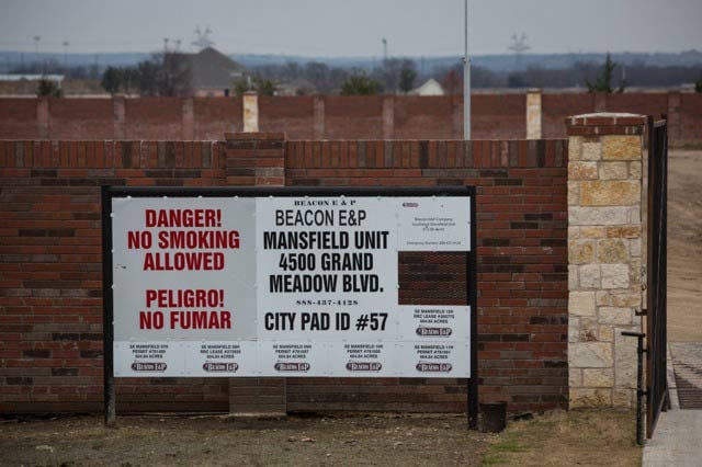 Fracking industry Site in Mansfield next to a housing development. (Photo: ©2015 Julie Dermansky)