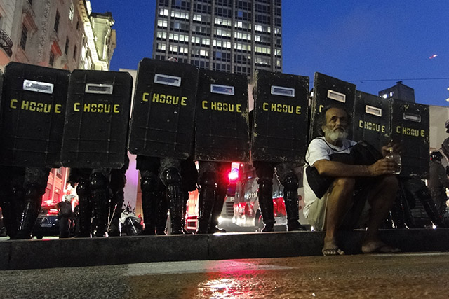 Police officers prepared a dispersion strategy, shooting directly at the people. (Photo: Santiago Navarro F.)