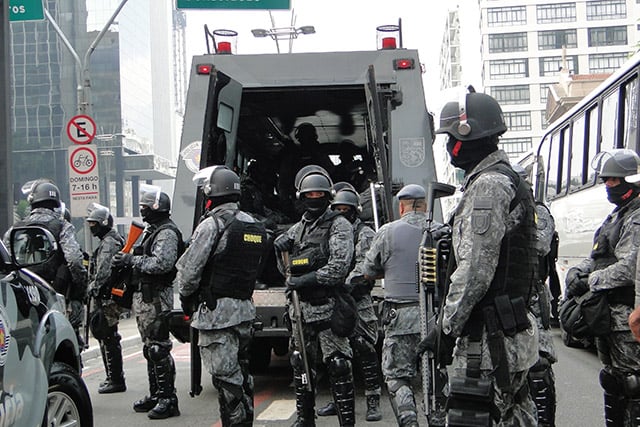 Heavily armed military police disperse the protests. (Photo: Santiago Navarro F.)