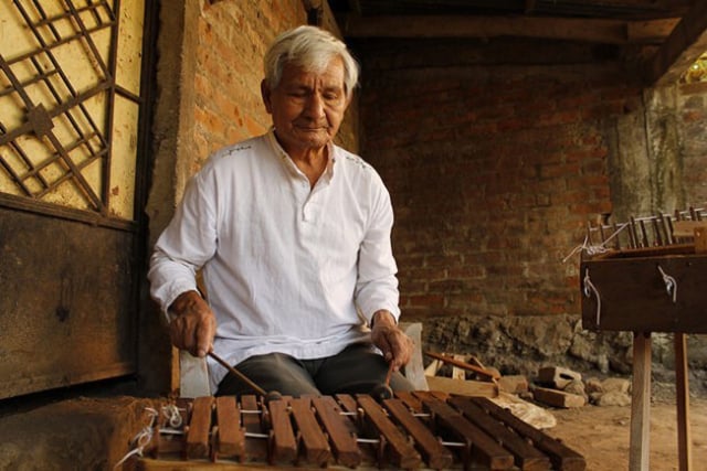 Tito Kilizapa in his workshop in Izalco in western El Salvador. The 74-year-old indigenous craftsman makes and plays the marimba, a percussion instrument that was popular in Central America in the 19th century and which he is trying to revive among children in the area. Credit: Edgardo Ayala/IPS