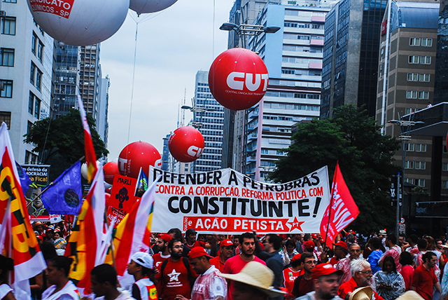Paulista Avenue, in the financial center of Sao Paulo, was filled for miles with workers from different unions, such as the Main Workers Headquarters and the Workers Party, who marched in defense of President Dilma Rousseff. March 13, 2015. (Photo: Santiago Navarro F.)