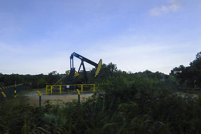 Oil well between the communities of Degredo and Regencia, Linhares, Espirito Santo, Brazil. December 18, 2014. (Santiago Navarro F.)