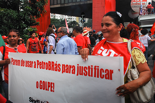 A protest in defense of the company Petrobras, with a sign that reads: 