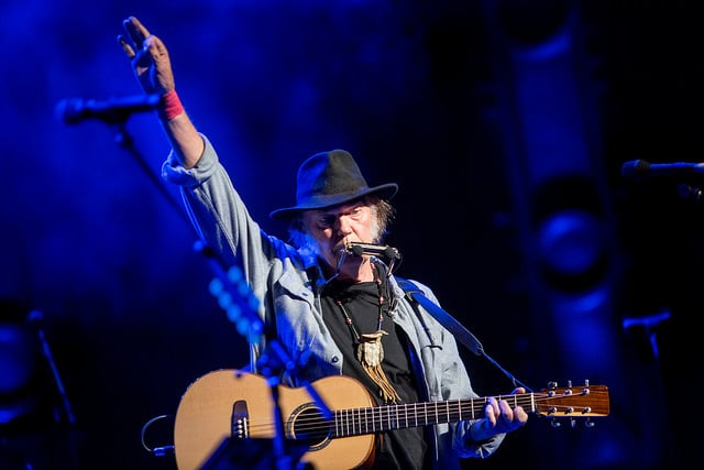 9 November, 2014: Neil Young performs in Vancouver, British Columbia. (Photo: Kris Krüg)
