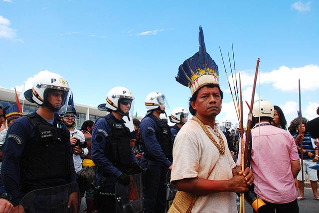 The military police were constantly present, protecting the headquarters of Brazil&rsquo;s three branches of government from the indigenous protesters. (Photo: Santiago Navarro F.)
