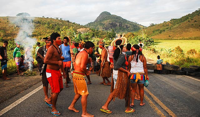 Indigenous people of ethnic Pataxo struggle to return their lands. In October 2014, they closed the highway to pressure the government. (Photo: Santiago Navarro F.)