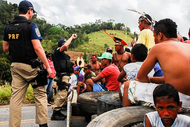 The atmosphere grew tense as Federal Police came in, although this was no surprise to the Pataxo. They have been long been rejected by cattle farmers, businessmen and people living in cities close to Monte Pascoal&ndash;one of the richest areas in terms of flora and fauna in the world. (Photo: Santiago Navarro F.)