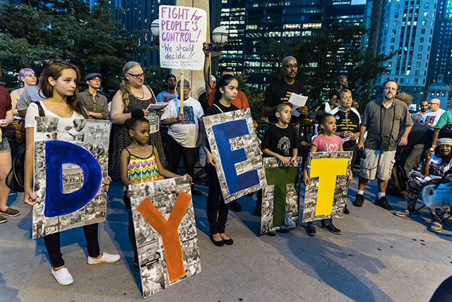 Tuesday night, community members gathered with the Dyett hunger strikers for a vigil outside the Tribune Building in downtown Chicago. (Photo: Sarah Jane Rhee)