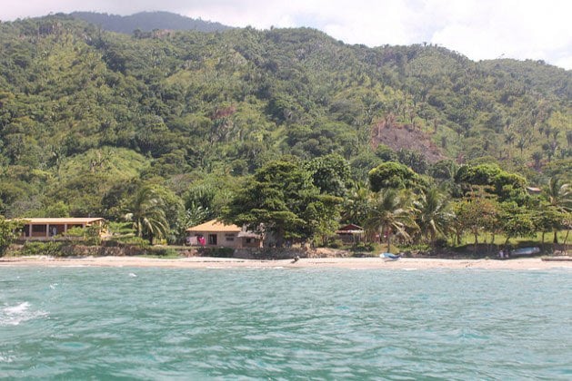 View from the Caribbean sea of the village of Plan Grande in the northern Honduran department of Colón. The isolated fishing community, which can only be reached after a 20-minute motorboat ride, is a 10-hour drive on difficult roads away from Tegucigalpa, and has become an example of sustainable energy management. (Photo: Thelma Mejía / IPS)