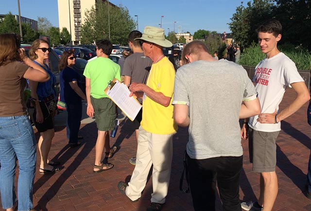Bill Semple collects signatures at a Bernie Sanders event. (Photo: ColoradoCareYES)