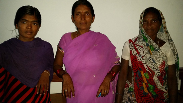 Shobha (center) with daughter Deepika (left) and associate Rekha (right) before the Lucknow rally against the incarceration of the opponents of the Kanhar dam in July 2015. (Photo: WNV / Pushpa Achanta)