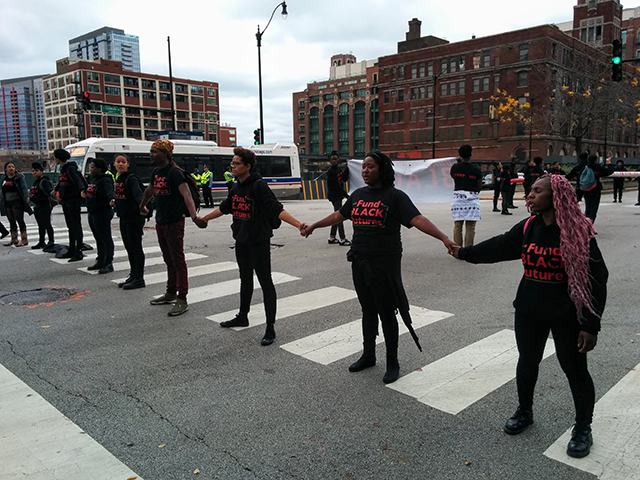 Demonstrators link arms at protest shutting down the International Association of Chiefs of Police Conference in Chicago, Illinois, 24 October, 2015. (Photo: Kelly Hayes)