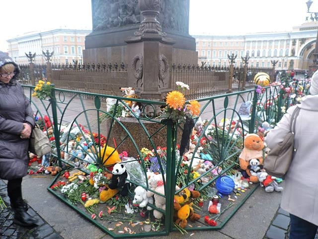 A memorial for those killed in the Kogalymavia Flight 9268 crash in central Saint Petersburg, November 4.