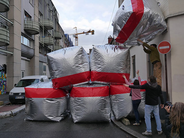 Inflatable Barricade, in front of Jardin d´Alice, Paris, 2015, photo by Artúr van Balen / Tools for Action. (Photo: Artúr van Balen / Tools for Action)