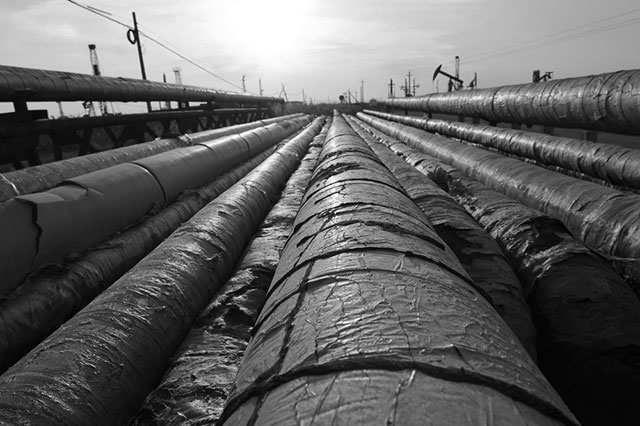 (Photo: Oil Pipeline via Shutterstock; Edited: LW / TO)