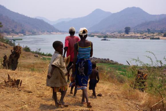 Community members walk toward the Zambezi River in Tete Province, Mozambique, where land grabbing for coal mining has displaced people and impacted their food sovereignty. (Photo: Justiça Ambiental)