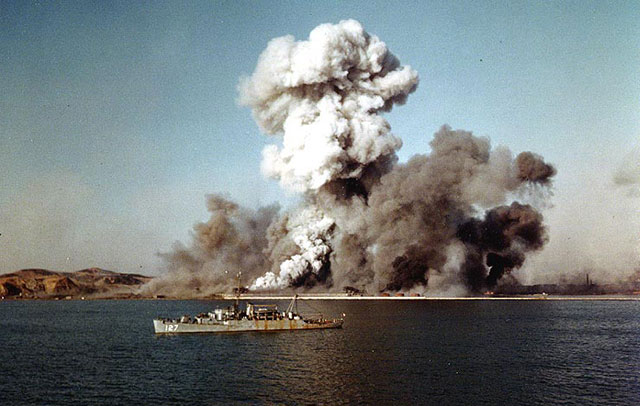A US Navy ship observes the destruction of Hungnam's port facilities on December 24, 1950. (Photo: US Navy)
