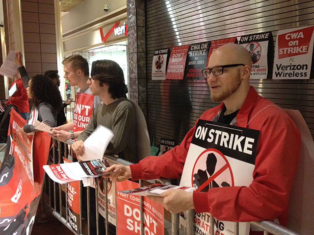 Members of Socialist Alternative join striking Verizon workers on a picket line outside a Verizon Wireless store in Brooklyn, New York, May 15, 2016. (Photo: Matt Surrusco)