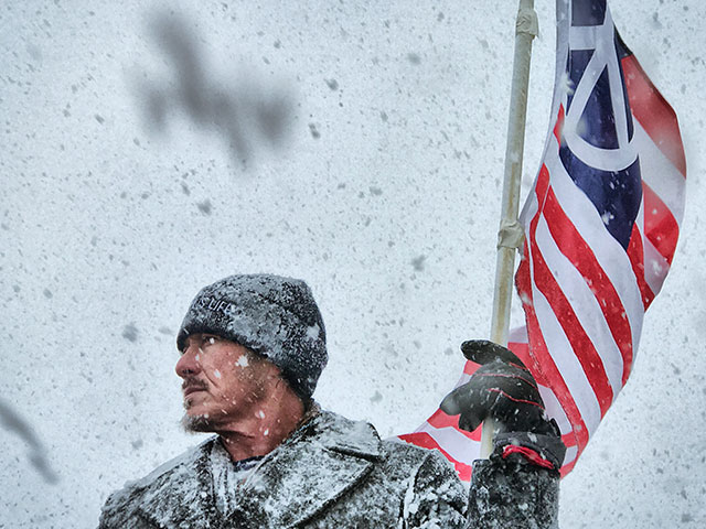 Veterans march with Water Protectors. (Photo: Human Pictures and Other Worlds)