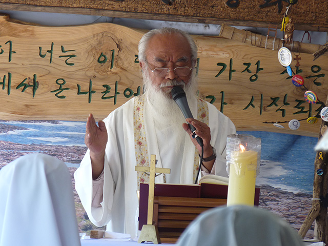 Retired Catholic priest Father Mun Jeong-hyeon holds a daily mass along along a roadside site that doubles as a protest against the Jeju naval base in Gangjeong village, Jeju island. (Photo: Jon Letman)