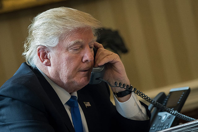 President Donald Trump speaks on the phone with Russian President Vladimir Putin in the Oval Office of the White House, January 28, 2017 in Washington, DC. (Photo: Drew Angerer / Getty Images)