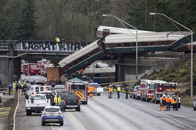  Emegency crews work at the scene of a Amtrak train derailment on December 18, 2017 in DuPont, Washington. At least six people were killed when a passenger train car plunged from the bridge. (Photo by Stephen Brashear/Getty Images)