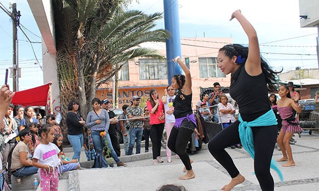 Dancers perform at El BANCO during a free fair. (Photos: Martha Pskowski)