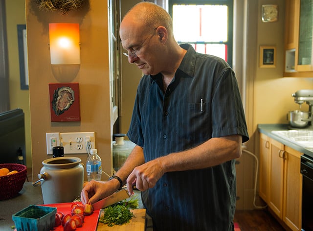 Best selling author Mark Bittman prepares lunch in Washington, DC, on Saturday, May 4, 2013. (Photo: Nikki Kahn / The Washington Post via Getty Images)